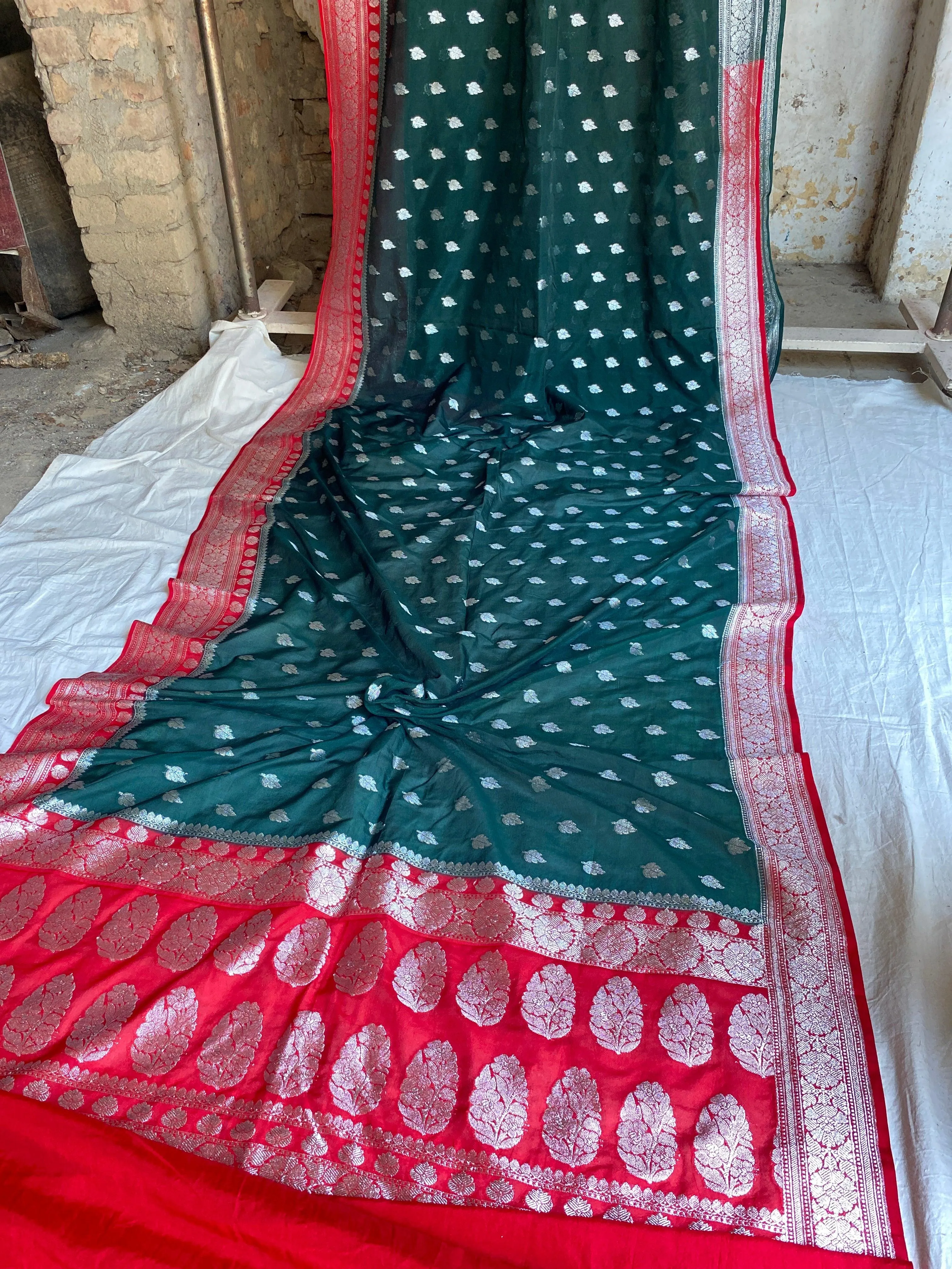 Elegant and Timeless: Handwoven Green Pure Chiffon Banarasi Sari